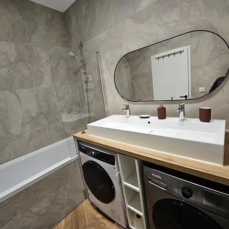 4, 5 Et 10 Personnes Renoves En Centre-ville Apartment
