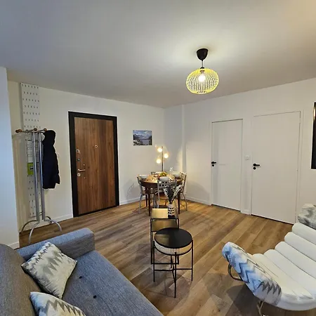 4, 5 Et 10 Personnes Renoves En Centre-ville Apartment